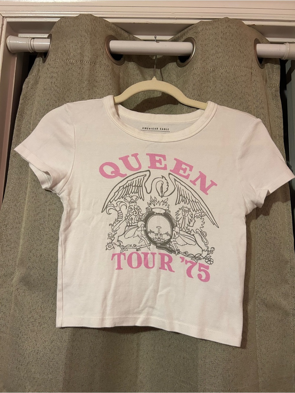American Eagle Outfitters 'Queen Tour '75' Graphic Baby Tee